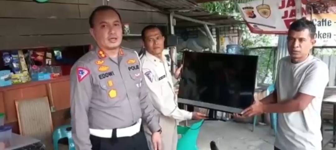 Peduli Sesama, Wadirlantas Polda Aceh Beri Bantuan Televisi Ke Warung Cek Lis Yang Sepi Pembeli