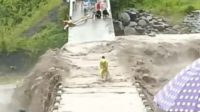 Pria Gowa Disebut Mirip Avatar, Nekat Sebrangi Jembatan yang Diterjang Banjir