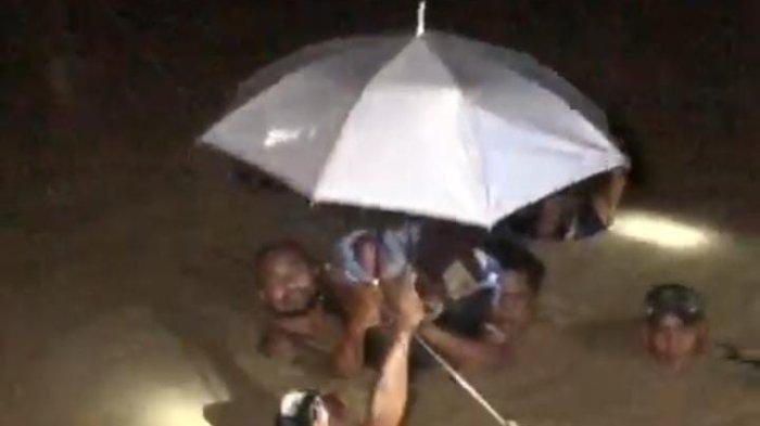 Aksi Heroik Warga Evakuasi Bayi Terjebak Banjir Setinggi 1,8 Meter Menggunakan Baskom