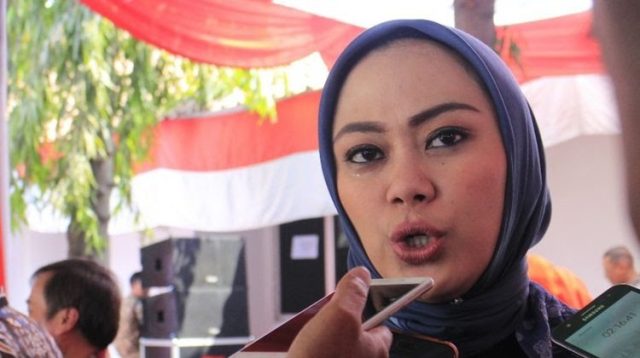 Bupati Karawang Dilempari Batu dan petasan saat relokasi pedagang pasar Rengasdengklok. (foto: kompas.com)