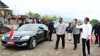 Mobil Jokowi Dihadang Warga Saat Kunjungan Kerja di Bima. (Foto: Biro Pers Sekretariat Presiden)