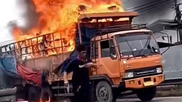 Truk Terbakar di Demak Bermuatan Bahan Kasur dan Forklift. (foto: screenshot IG infokejadindemak)