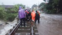Rel Kereta Api Prupuk - Slawi Terendam Banjir, Perjalanan KA Terhambat