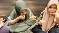 Rombongan Remaja Putri Makan Lesehan di Lift