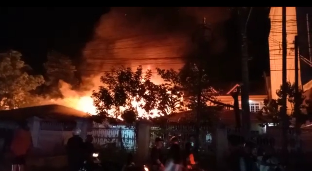 Kobaran Api Lahap Rumah Warga di Medan