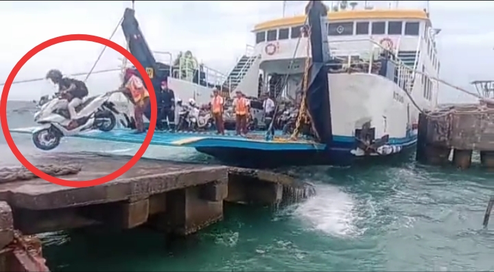Pemotor Nyaris Jatuh ke Laut Saat Turun dari Kapal di Sumenep