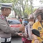 100 Coklat Dibagikan Satlantas Polres Probolinggo Kota Untuk Pengendara Tertib Lalu Lintas