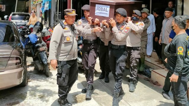 Patroli Samapta Polsek Koja Pengawalan dan Gotong Jenazah Iqbal, Bocah 9 Tahun yang Sempat Hilang