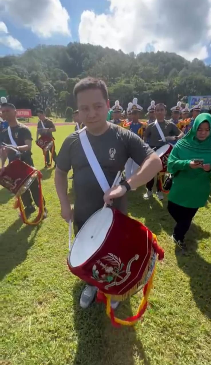 25 Tahun Sejak Lulus Akmil, Dandim Jakarta Utara Ditantang Kasad Untuk Main Drum Band Akmil Lagi