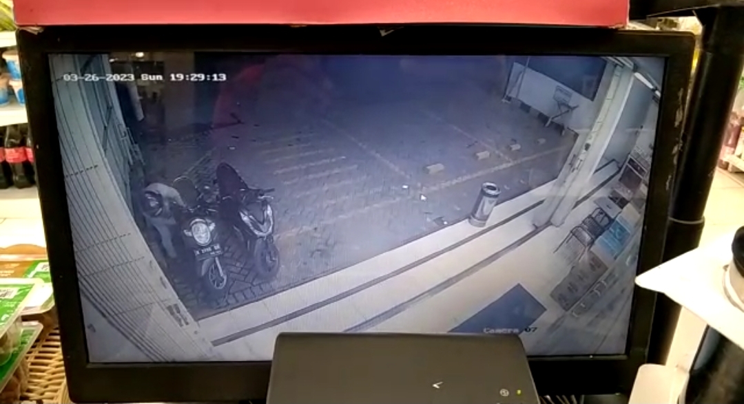 2 Pencuri Motor di Waralaba Probolinggo Kepergok Pemilik, Aksinya Terekam CCTV