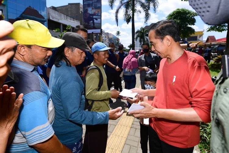 Jokowi Bagi-bagi THR dan Sembako ke Pedagang di Pasar Legi Surakarta. (foto: Dok. Sekretariat Presiden)