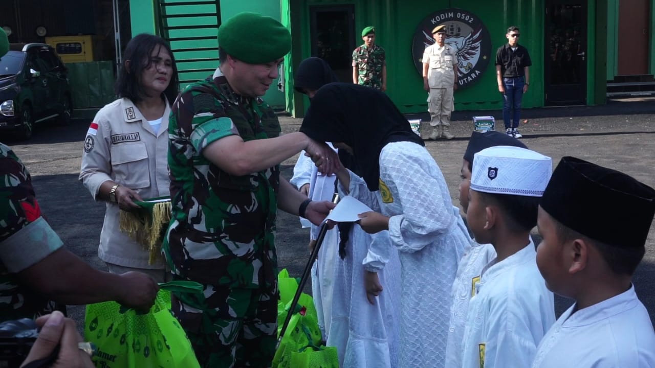 Dandim Jakarta Utara Bagikan Bingkisan ke Prajurit Hingga Anak Yatim