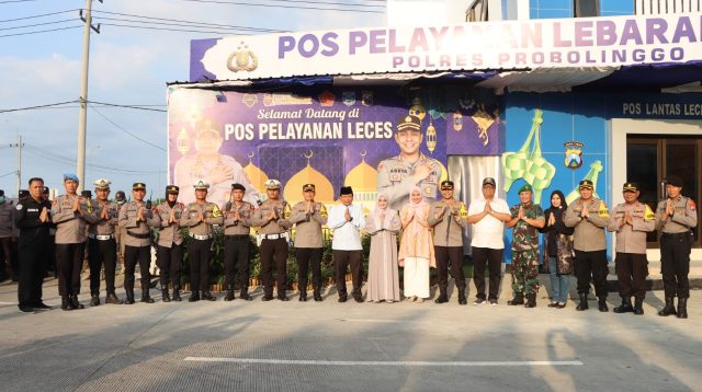 Kunjungi Pos Pelayanan Leces Probolinggo, Kapolda Jatim Berikan Tali ke Petugas Ops Ketupat Semeru 2023