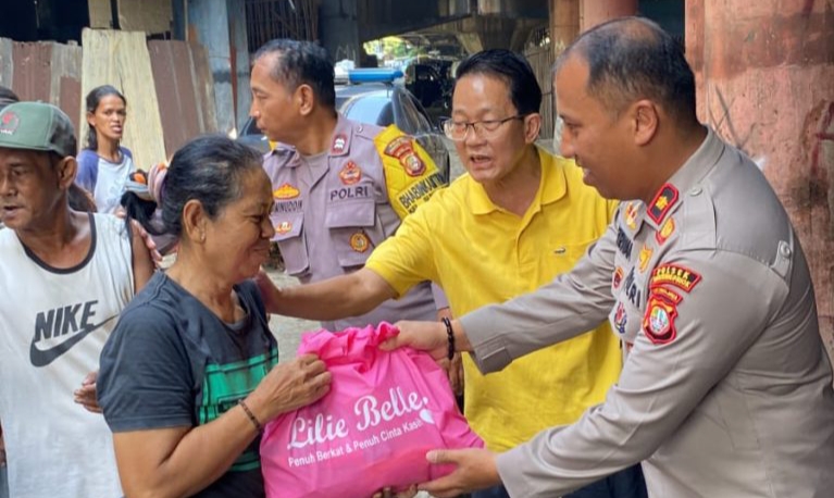 Bulan Ramadhan Polsek Tanjung Priok Salurkan Bantuan Untuk Warga Kolong Tol