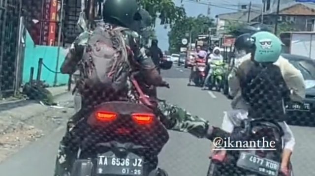 Diduga Oknum TNI Tendang Motor Ibu-Anak yang Boncengan, Warganet: Tak Beradab