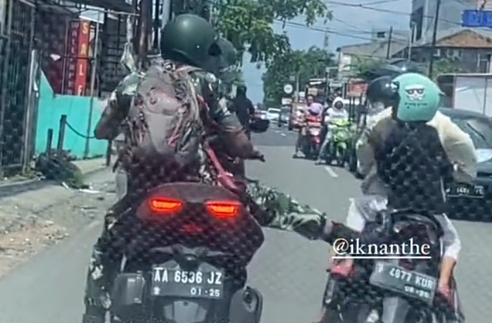 Diduga Oknum TNI Tendang Motor Ibu-Anak yang Boncengan, Warganet: Tak Beradab