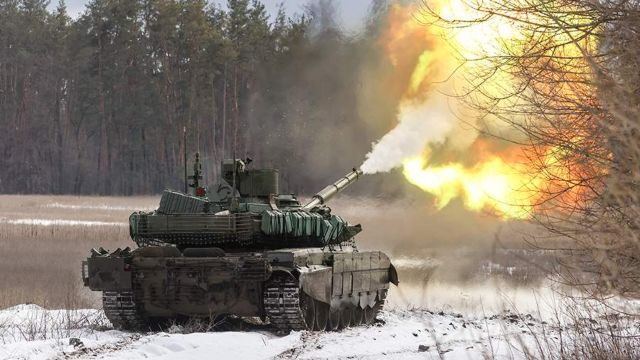 Dua Serangan Drone Kamikaze FPV Ukraina Gagal Hancurkan Tank T-90 M Rusia. (foto: Stanislav Krasilnikov)