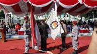 KPU Surabaya Serahkan Pataka dan Bendera Parpol ke KPU Kota Probolinggo