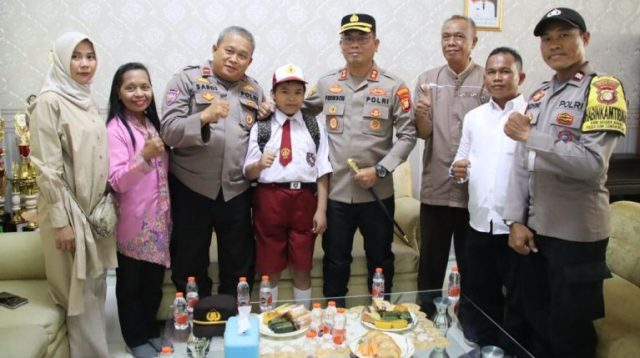 Bakti Sosial, Polisi Berikan Fasilitas Pendidikan Gratis dan Bantu Bayi yang Ditemukan Warga