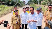 Jokowi Mengecek Jalan Rusak di Jambi. (foto: Laily Rachev/Biro Pers Sekretariat Presiden)