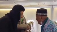 Jamaah Haji Minta Turun dari Pesawat Karena Lupa Kasih Makan Ayamnya