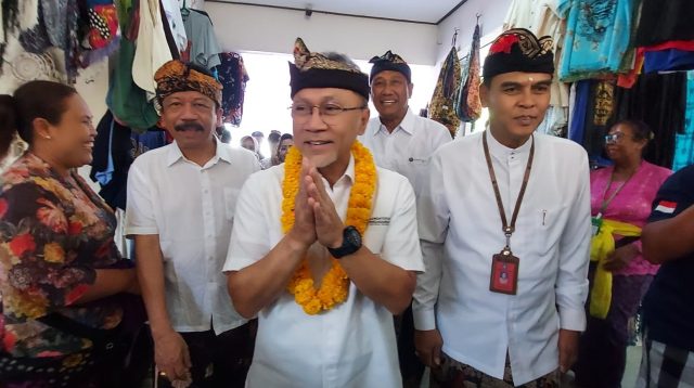 Menteri Zulhas, didampingi Ketua Sterring Comitte (SC) Bhinneka Festival Cultrure Festival Pantai Jerman yang juga Direktur FALKEN UPVC Syamsunar. (Foto: Fery Fadly)