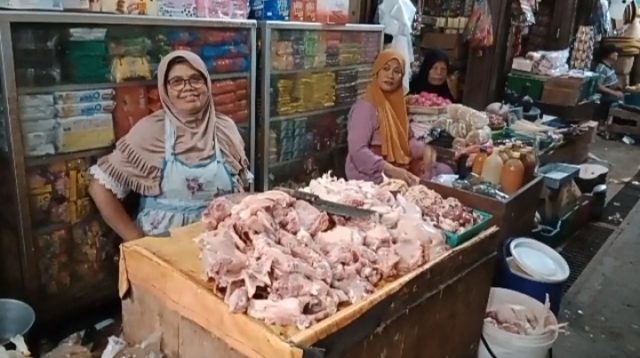 Harga Daging Ayam di Pasar Tradisional Melonjak Tinggi