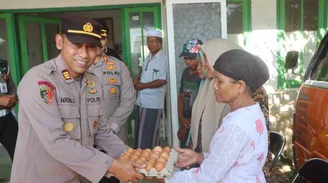 Kapolres Probolinggo Beri Bansos Korban Kios Terbakar di Area TPI Paiton