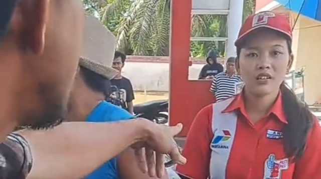 Istri Brimob Polda Riau Naik Fortuner Serobot Antrean di SPBU, Ditegur Langsung Telpon Suami