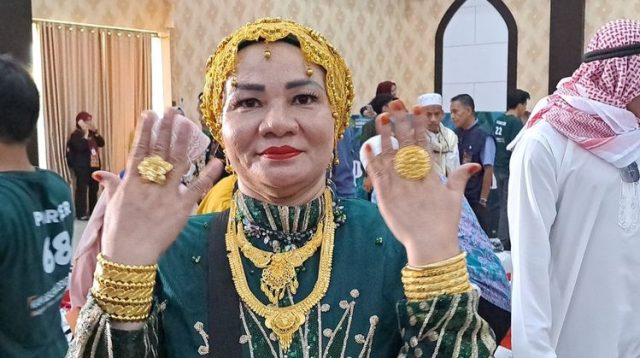 Dibeli di Arab Saudi, Emas Imitasi yang Dipakai Jamaah Haji Asal Makassar Harganya Rp 900.000. (foto: kompas.com)