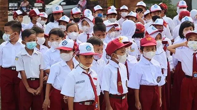 Tahun Ajaran Baru, Toko Seragam Sekolah Ramai Diburu Orang Tua Siswa (foto: istimewa)