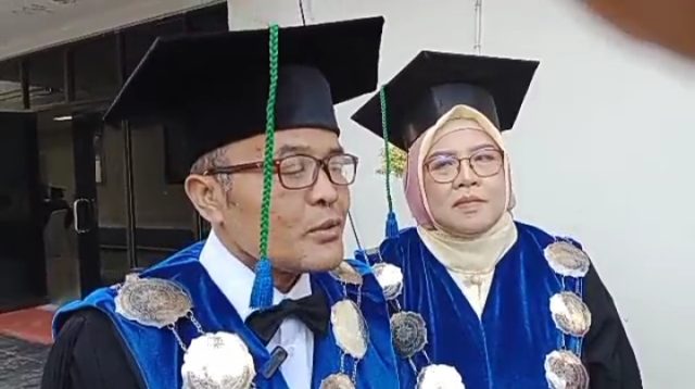 Pasangan Suami Istri Dikukuhkan Jadi Guru Besar UMP Purwokerto