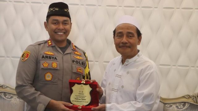 Kapolres Probolinggo Silaturahmi dan Pamitan ke Pengasuh Ponpes Zainul Hasan Genggong