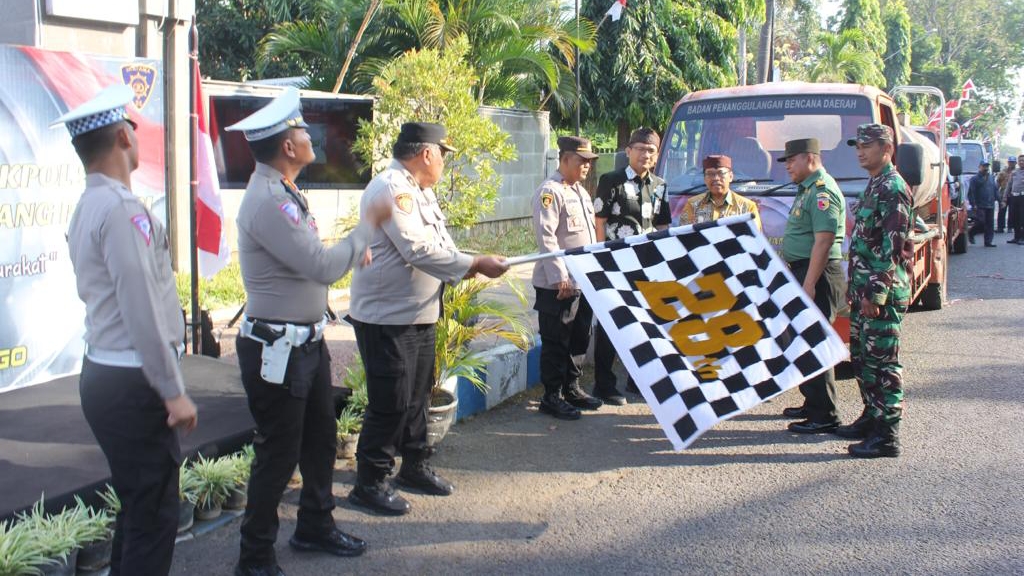 Polres Probolinggo Distribusikan Air Bersih di Momen 28 Tahun Pengabdian Akpol 95 Batalyon Patria Tama