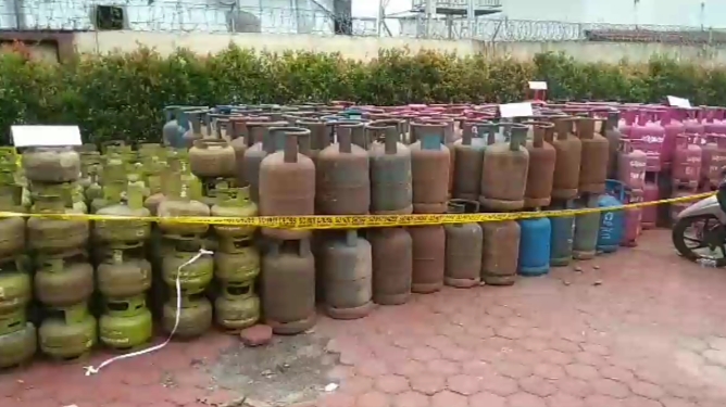 Polisi Gerebek Pangkalan Oplos Gas Subsidi 3Kg ke Tabung 12Kg Non Subsidi  