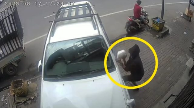 Terekam CCTV, Pencuri Spion Mobil Berhasil Mematahkan Spion Kurang dari 5 Detik