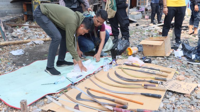 Gerebek Kampung Bahari, Sita Belasan Senjata Tajam & Bongkar Gubuk Liar di Bantaran Rel