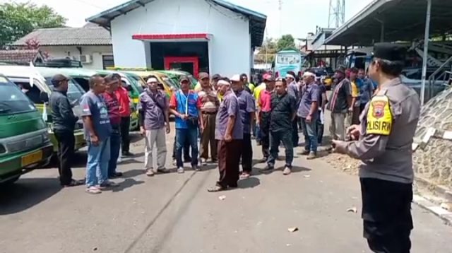 Sopir Angkot Geruduk Kantor Dinas Perhubungan Banyumas