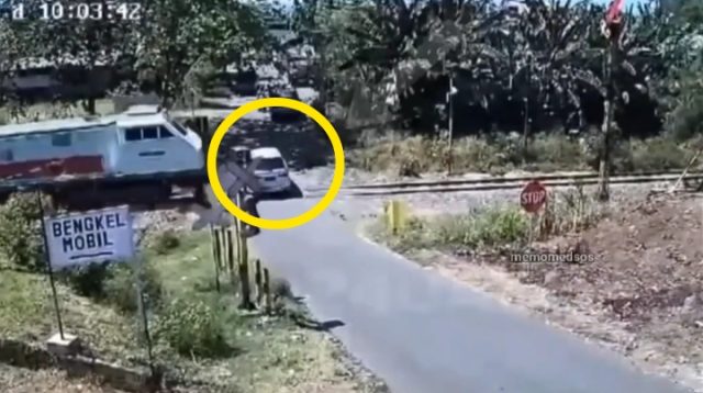 Detik-detik Mobil Tertabrak KA Pandanwangi di Pelintasan Klatak Banyuwangi