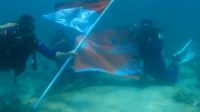 Satpolairud Polres Probolinggo Kibarkan Bendera Merah Putih di Dasar Laut Pulau Gili Ketapang