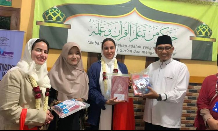 Rumah Tahfidz & Rumah Literasi Kampung Qur’an Kamal Dihebohkan oleh Dua Wanita Cantik dari Negara Qatar