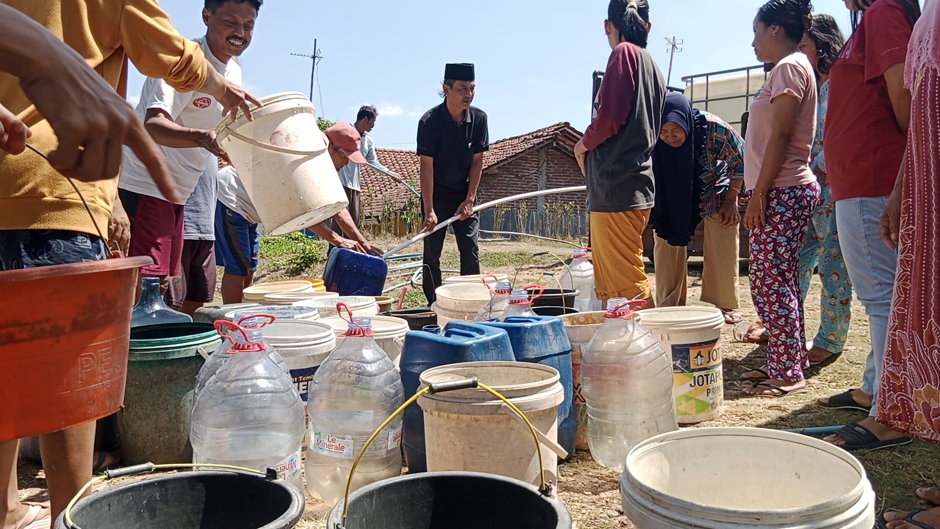 Kamsi: Bakal Calon Kades Berikan Bantuan Air Bersih Ke Warga