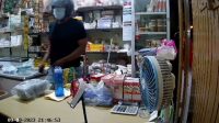 Pencuri Tas Pemilik Toko Kelontong Terekam CCTV, Gaji Karyawan Raib 