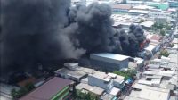 Diduga Arus Pendek Listrik, Pabrik Sendal di Kapuk Muara Terbakar