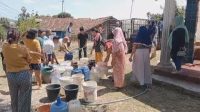 Krisis Air Bersih, Cakades di Ajibarang Berbagi Air Bersih ke Warga