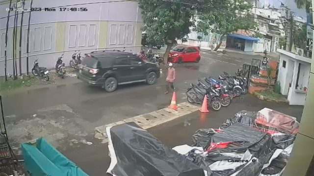 Pengendara Mobil Tabrak Lari Sepeda Motor Terekam CCTV