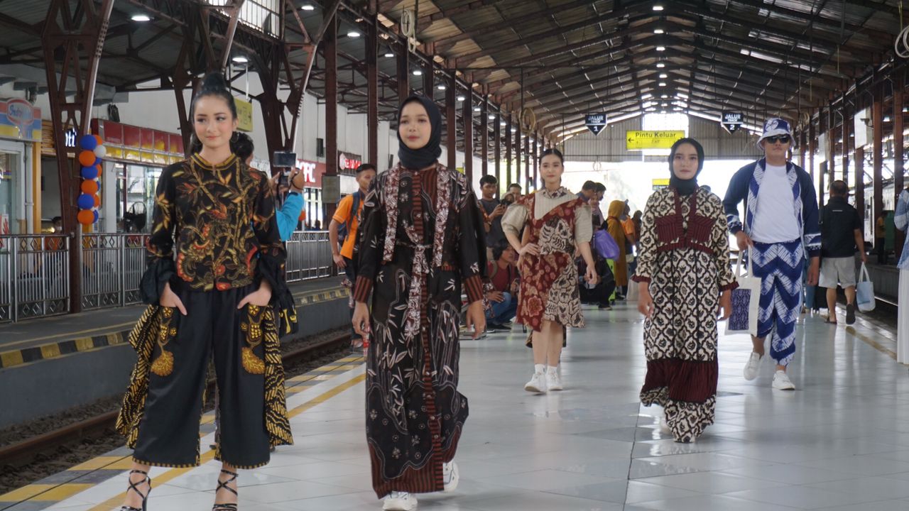 Batik Nasional, Daop 5 Gelar “Fashion Batik on the Train and Station”