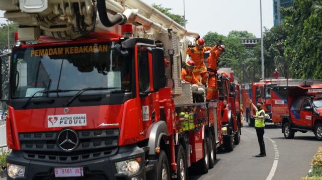 Ratusan Karyawan di Gedung Artha Graha, Kawasan Bisnis SCBD Panik Berhamburan Keluar Gedung