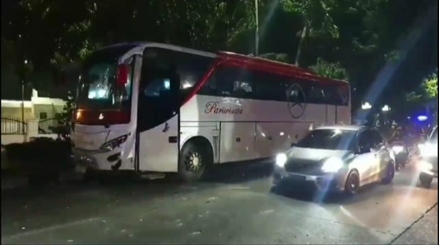 Sopir Bus Ugal-ugalan Tabrak 2 Pemotor, Dilempari Batu oleh Warga