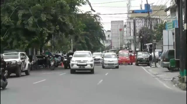 Keributan Sopir Minibus Vs Mobil Box di Tengah Jalan, Sempat Senggolan & Kejar-Kejaran